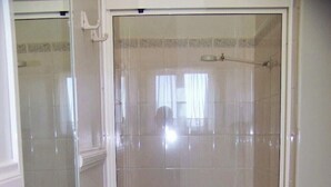 Chuveiro, toalhas de banho, sabonete, shampoo