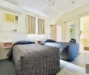 Habitación estándar con 2 camas individuales, vista al jardín | Tabla de planchar con plancha, wifi gratis y ropa de cama 