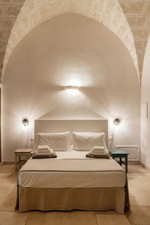 Grand Suite | Premium bedding, down comforters, individually decorated - masseria gorgognolo (Ostuni)