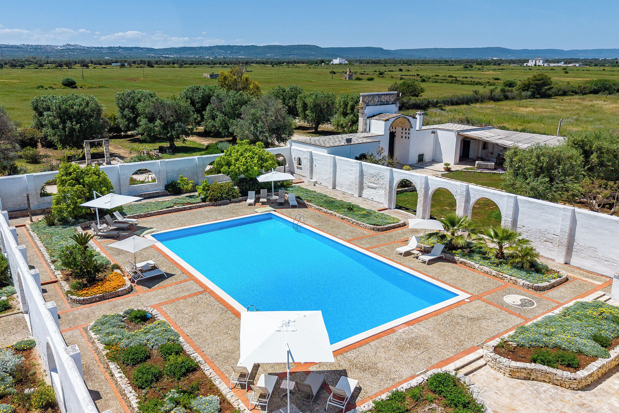Una piscina al aire libre