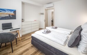 6 bedrooms, travel crib, free WiFi, bed sheets