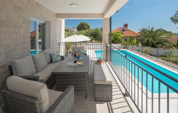 تناول الطعام بالخارج