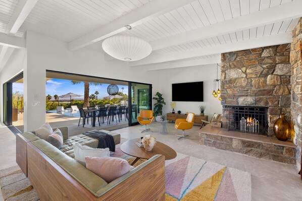 TV, fireplace - On The Rocks - Renovated Palm Springs Home (Palm Springs)
