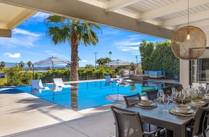 Outdoor dining - On The Rocks - Renovated Palm Springs Home (Palm Springs)