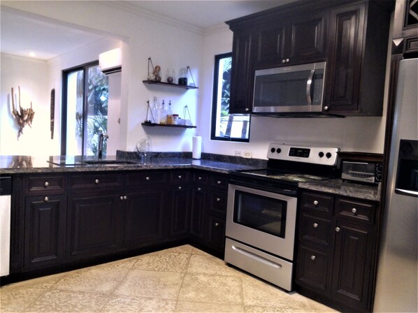 Frigorífic, microones, forn i placa de cuina