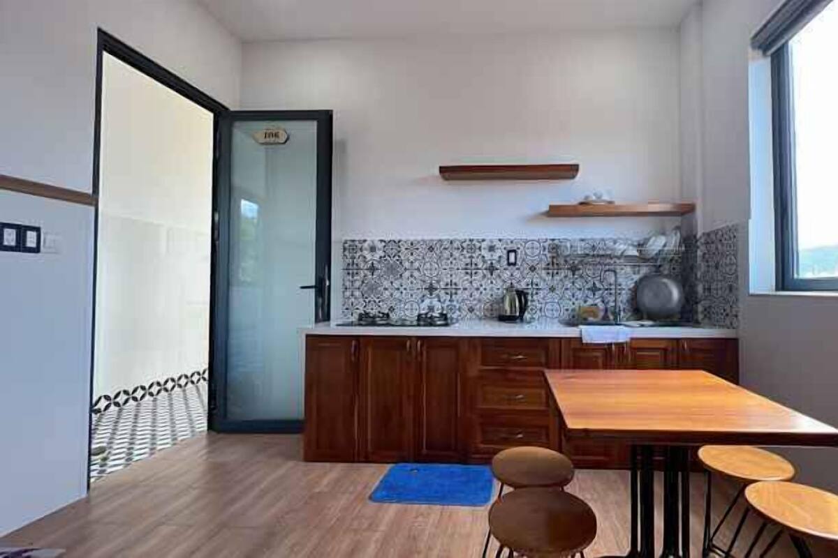 Una cocina moderna con armarios de madera, una encimera y un ventanal.