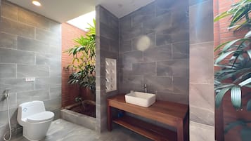 Vila Standar, pemandangan kota | Kamar mandi | Pengering rambut, kloset, dan handuk