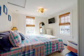 4 bedrooms, travel cot, free WiFi, bed sheets