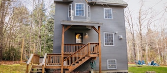 Spacious Chalet - PetFriendly/HotTub/Firepit/GameRoom/AC
