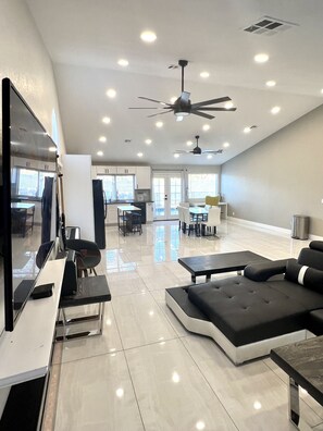 Smart TV, fireplace