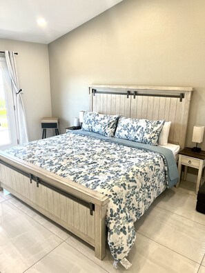 3 bedrooms, iron/ironing board, WiFi, bed sheets - Luxury resort home with pool/spa (Henderson)