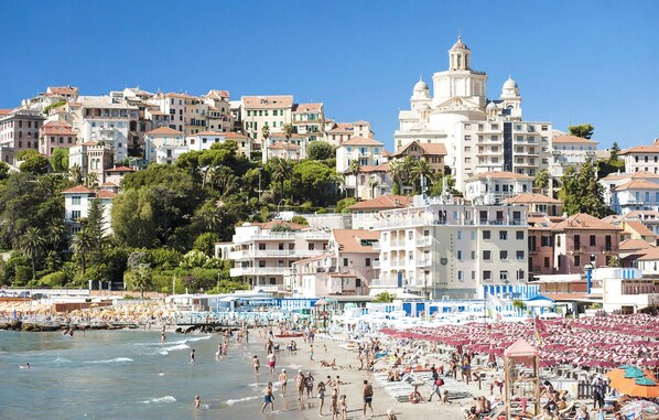 Beach nearby - 1 bedroom stunning home in Imperia (Imperia)