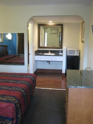 Ensemble douche/baignoire, serviettes fournies, savon, shampoing