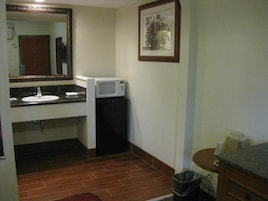 Combined shower/tub, towels, soap, shampoo