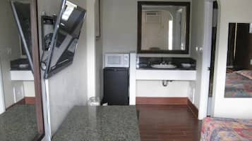 Combined shower/bathtub, towels, soap, shampoo