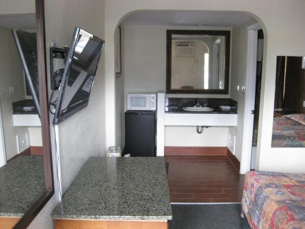 Ensemble douche/baignoire, serviettes fournies, savon, shampoing