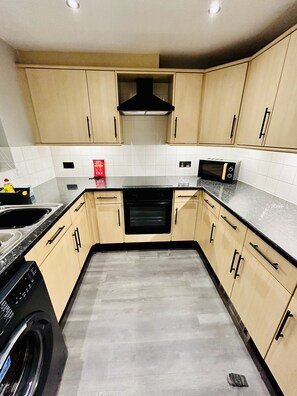 Réfrigérateur, micro-ondes, grille-pain