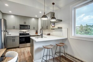 Kühlschrank, Mikrowelle, Ofen, Herdplatte