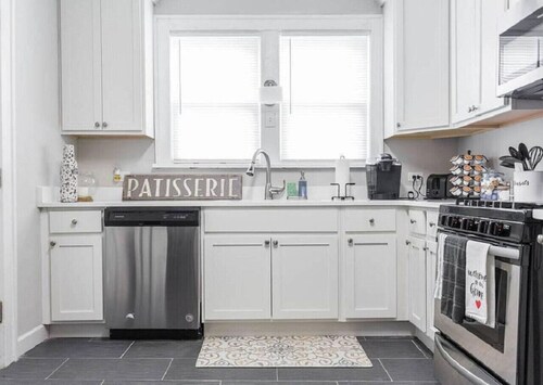 Stunning apt in DT Libertyville - Near Naval Base