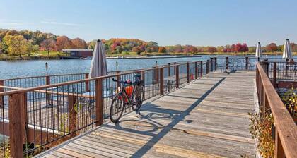 Stunning apt in DT Libertyville - Near Naval Base