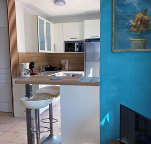 Køleskab, mikrobølgeovn, ovn, kogeplade