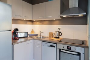 Geladeira, micro-ondas, fogão, cooktop