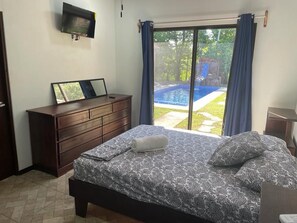 3 bedrooms, iron/ironing board, WiFi, bed sheets - Casa en la Playa, Cerca de 3 Parques Nacionales en Costa Rica (Parrita)