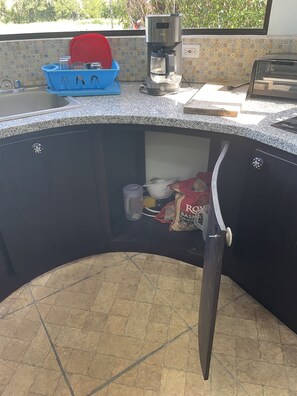Fridge, microwave, stovetop, coffee/tea maker - Casa en la Playa, Cerca de 3 Parques Nacionales en Costa Rica (Parrita)
