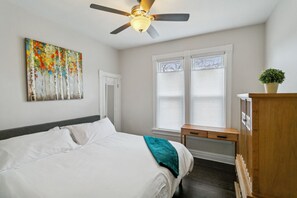 3 Schlafzimmer, Schreibtisch, Bügeleisen/Bügelbrett, Reisekinderbett
