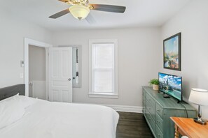 3 bedrooms, desk, iron/ironing board, travel cot - Modern apt in DT Libertyville Near Naval Base (Libertyville)