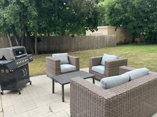 Modern apt in DT Libertyville Near Naval Base