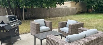 Modern apt in DT Libertyville Near Naval Base