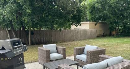 Modern apt in DT Libertyville Near Naval Base