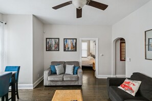 Smart TV - Modern apt in DT Libertyville Near Naval Base (Libertyville)