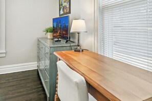 Interior - Modern apt in DT Libertyville Near Naval Base (Libertyville)