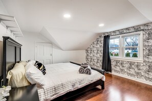 5 dormitoris, escriptori i planxa i posts de planxar 