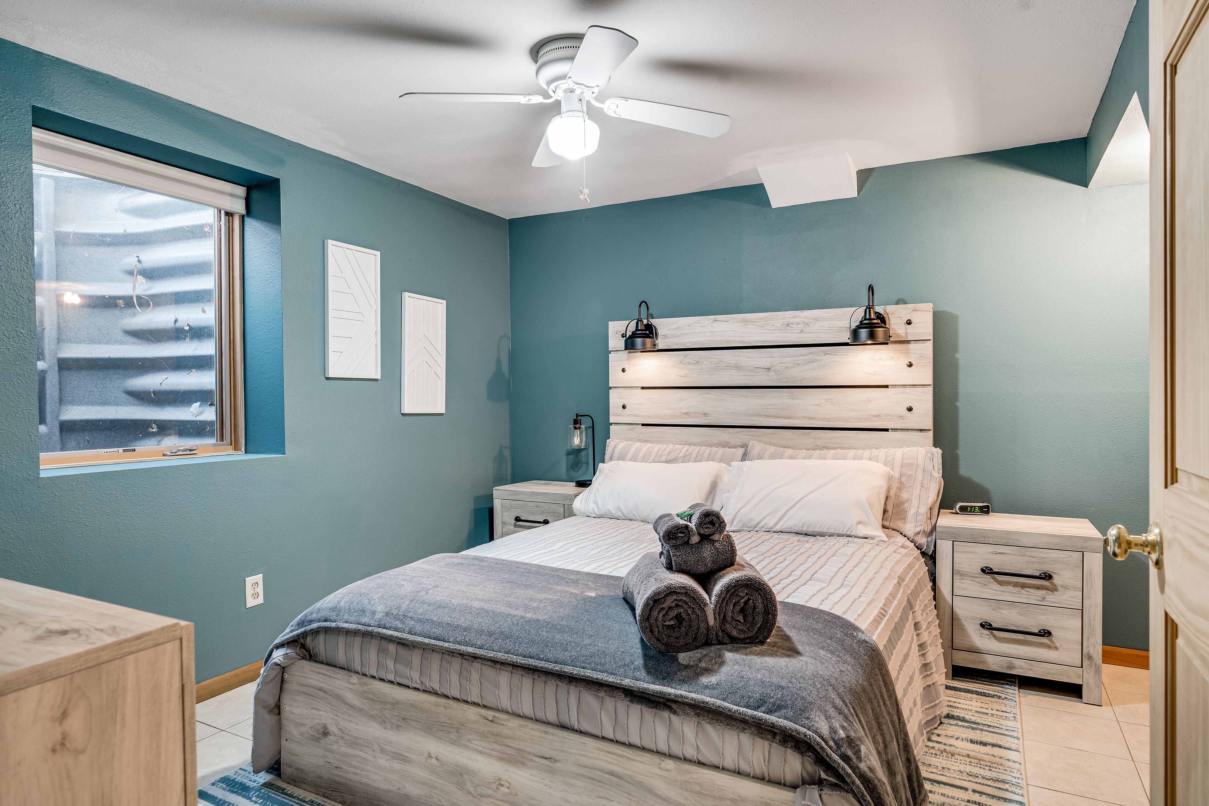 5 soverom, skrivebord, strykejern/-brett og reiseseng for barn