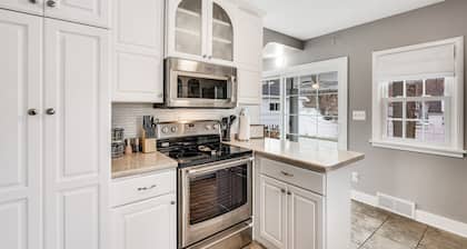 Spacious & Immaculate Dog-Friendly Gem, Near UWL, Washer/Dryer & Fire Pit!