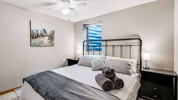 5 makuuhuonetta, työpöytä, silitysrauta/-lauta, vauvan matkasänky