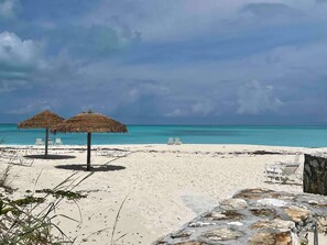 Beach - Top Location 30' to beach, newly renovated, 3 King beds, beside pool (Treasure Cay)