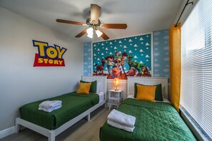 5 bedrooms, desk, iron/ironing board, travel crib