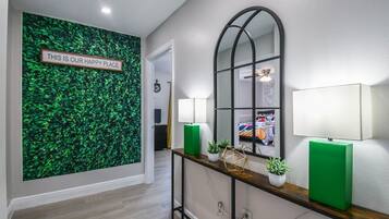 5 soveværelser, skrivebord, strygejern/strygebræt, weekendseng