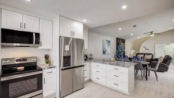 Køleskab, mikrobølgeovn, ovn, kogeplade