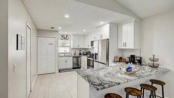 Køleskab, mikrobølgeovn, ovn, kogeplade