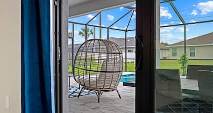 Sunshine Palm Oasis with Heated Pool and Bikes