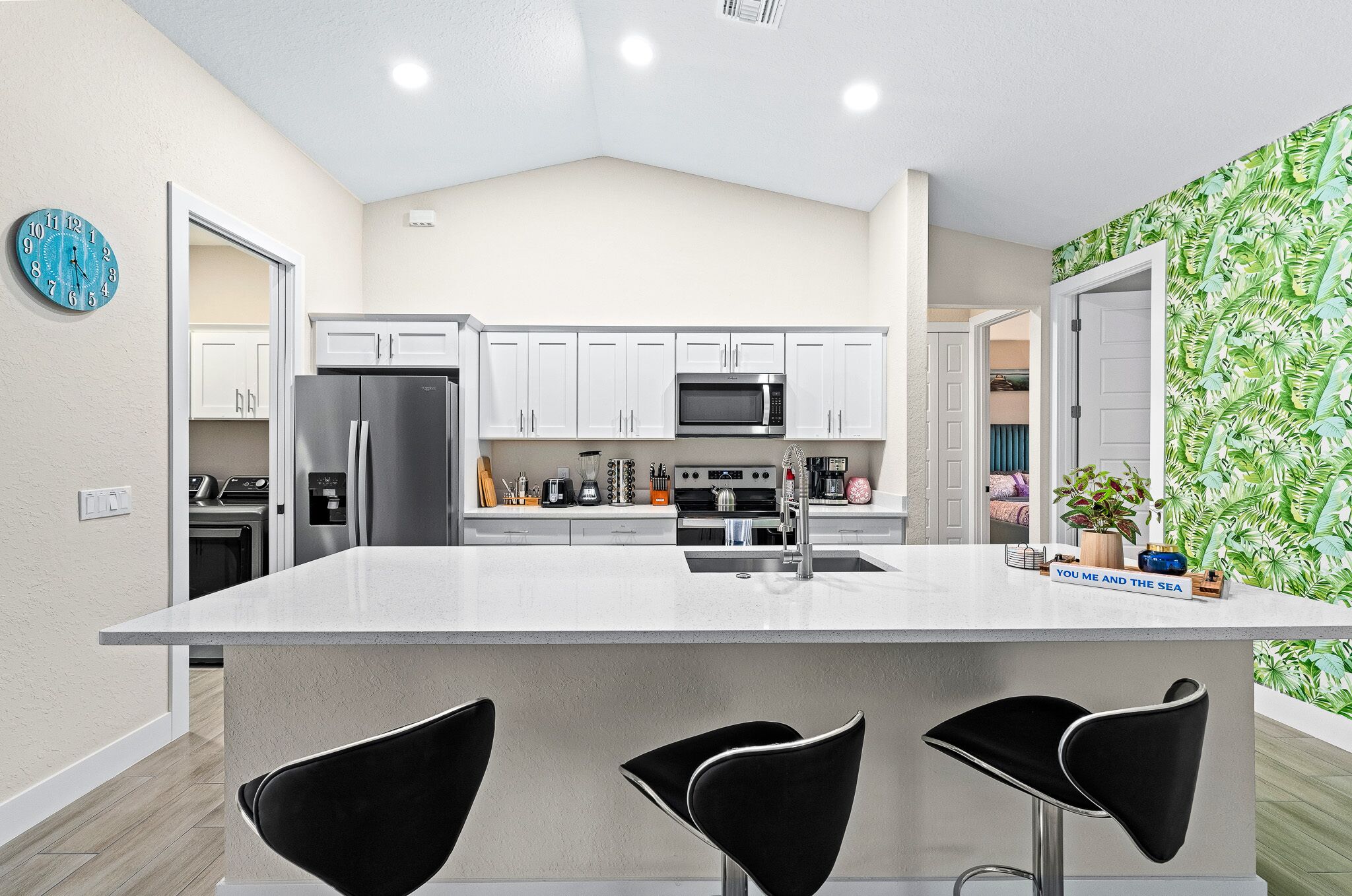 Frigorífico, microondas, horno y placa de cocina