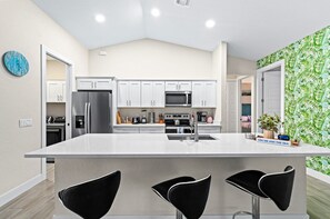 Kylskåp, mikrovågsugn, ugn och spishäll