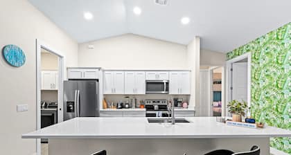 Sunshine Palm Oasis with Heated Pool and Bikes