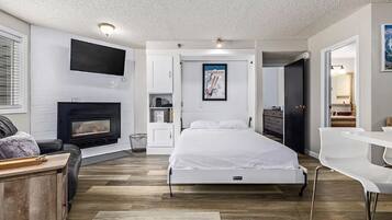 1 bedroom, desk, WiFi, bed sheets