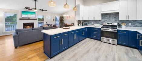 冷蔵庫、電子レンジ、オーブン、コンロ